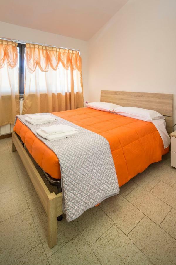 Cristal Lake Affittacamere Испра Екстериор снимка