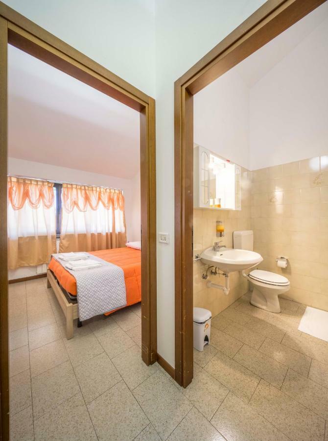 Cristal Lake Affittacamere Испра Екстериор снимка
