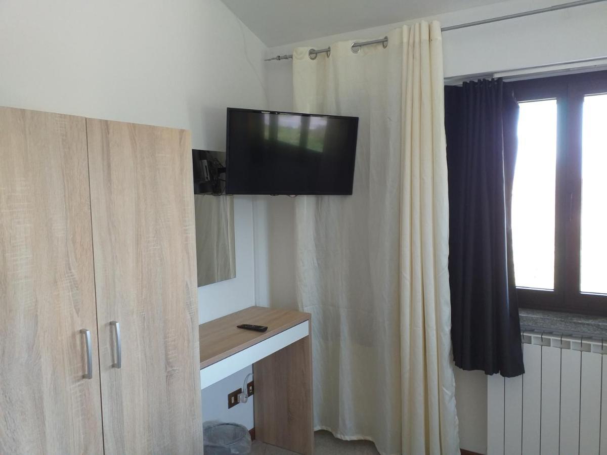 Cristal Lake Affittacamere Испра Екстериор снимка
